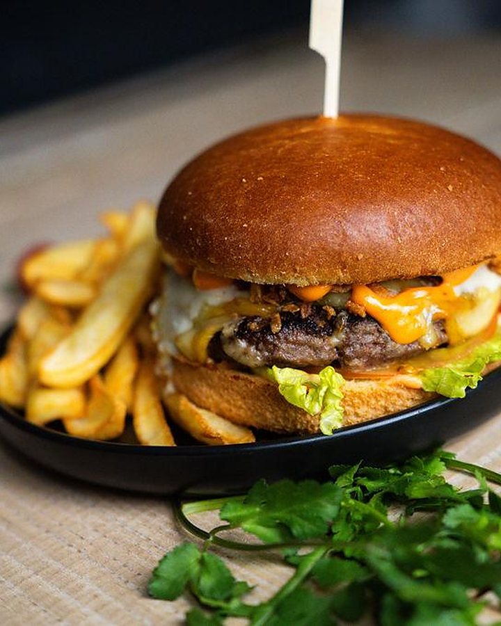 Burger de casă cu vită, cheddar și cartofi prăjiți